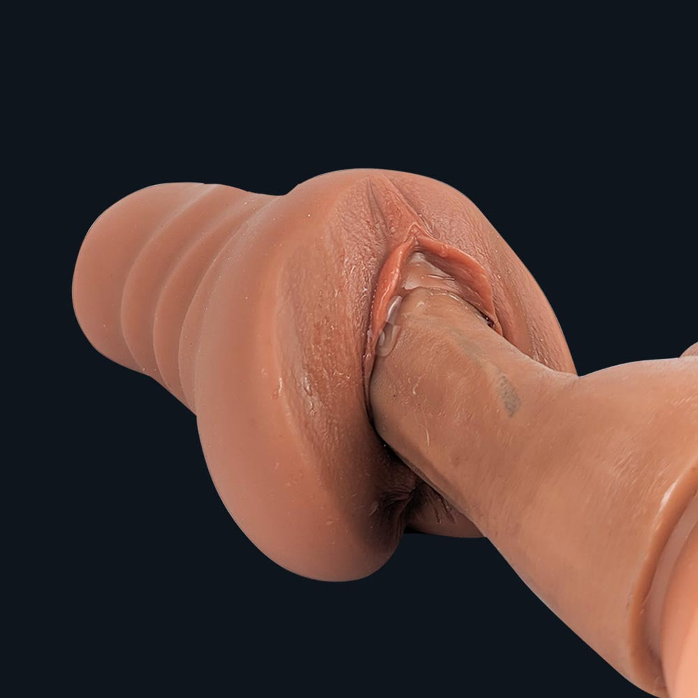 Gros plan d'un godemiché dans l'orifice vaginal d'Emma avec du lubrifiant