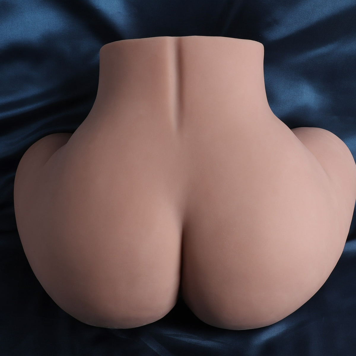 Loes, vagin artificiel et fesses sur un fond satiné, vue de dos des fesses
