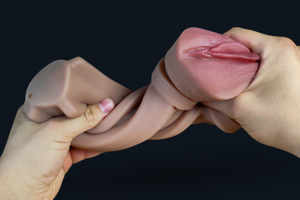 Zwei Hände dehnen das flexible Innenleben von Kate