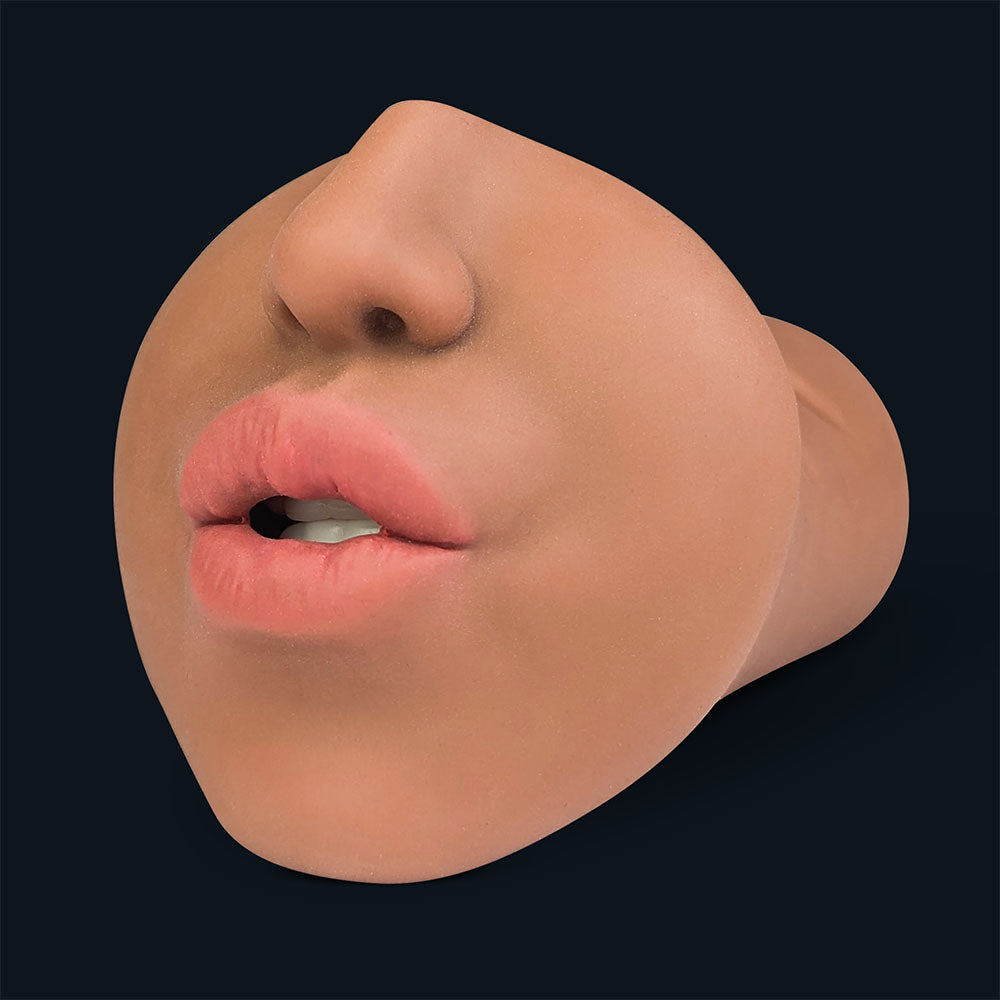 Masturbateur fellation Julia : bouche aux lèvres pulpeuses, nez et dents visibles, vue de face