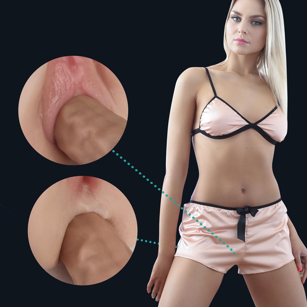 Femme en lingerie satinée avec deux gros plans des orifices vaginal et anal de Lotte en usage