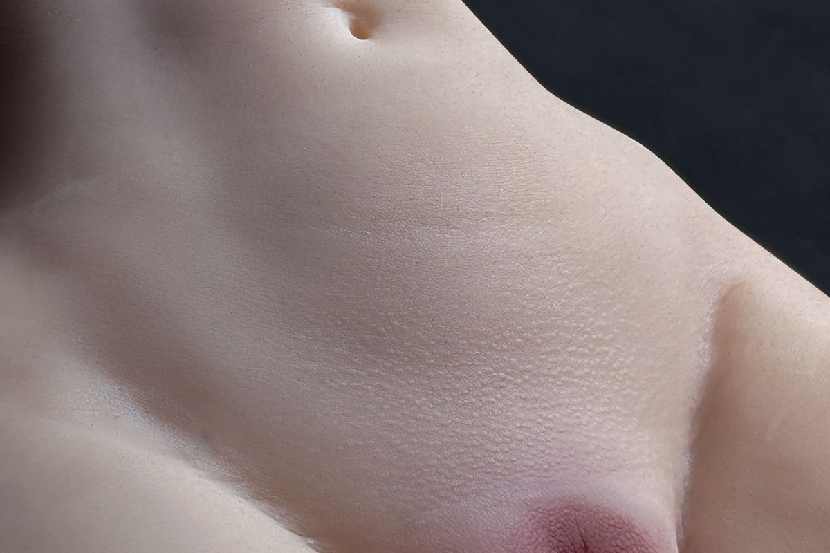 Gros plan sur la texture de peau de la poupée sexuelle Sara, avec nombril et détails des pores