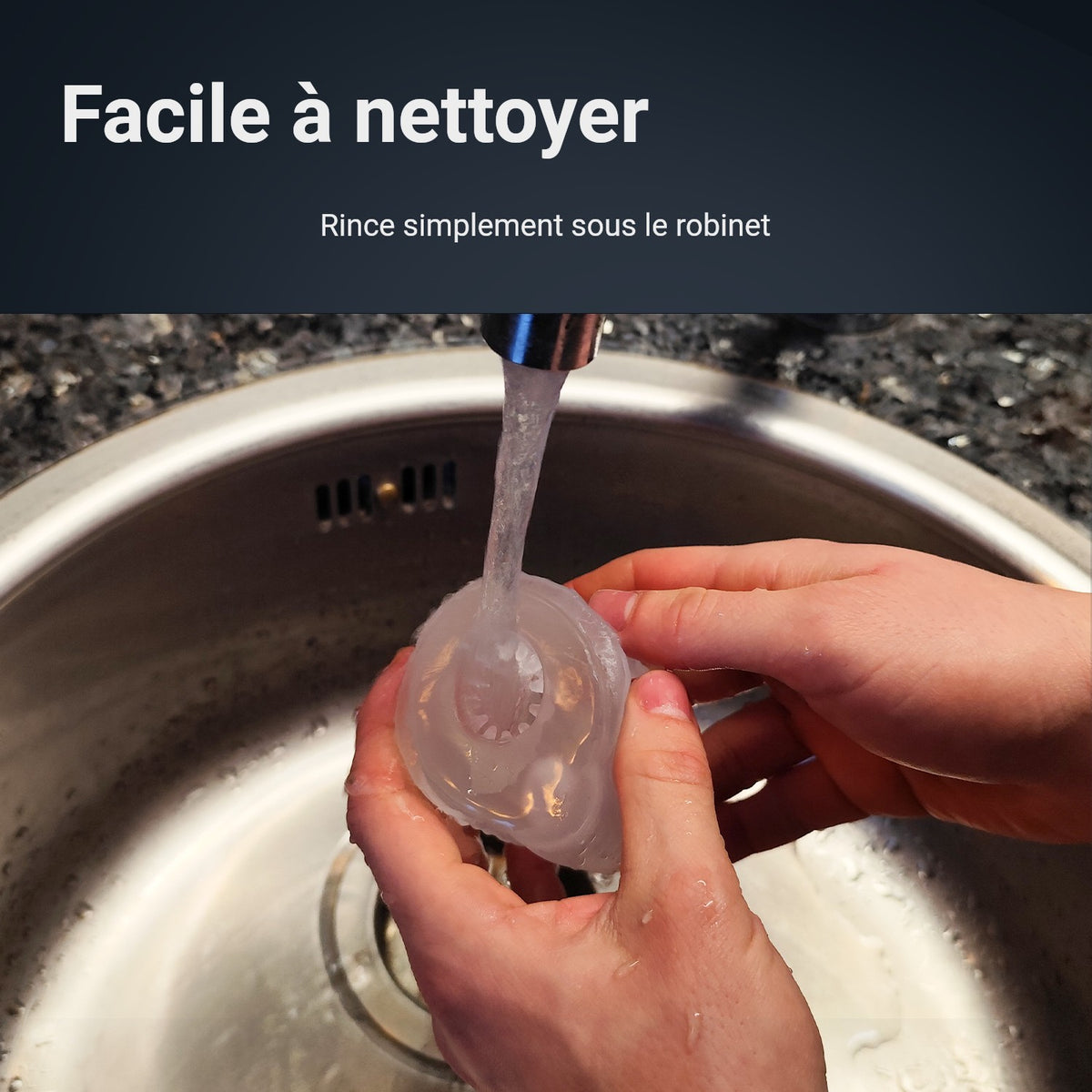 Le manchon du masturbateur Pocket Shot est rincé sous le robinet