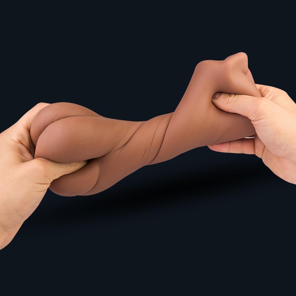 Masturbateur Suzan étiré et tordu entre deux mains : matériau souple et résistant aux déchirures