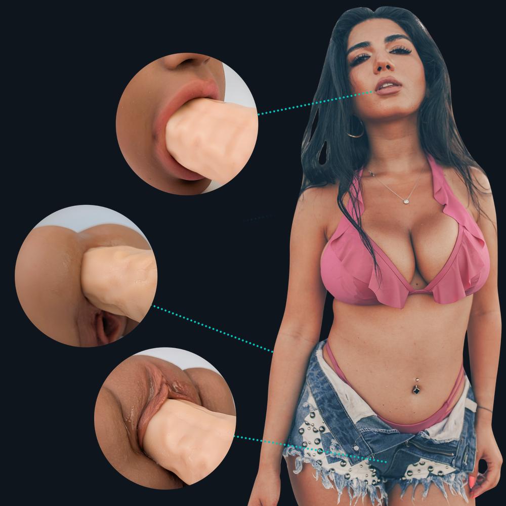 Femme en bikini rose avec trois gros plans des orifices (bouche, vagin et anus) de Suzan en usage